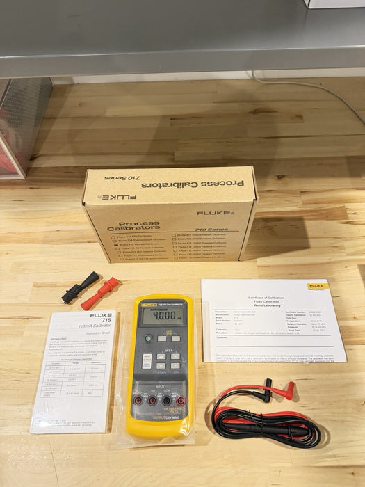 FLUKE 715 VOLT/MA CALIBRATOR WITH LEADS & CLIPS