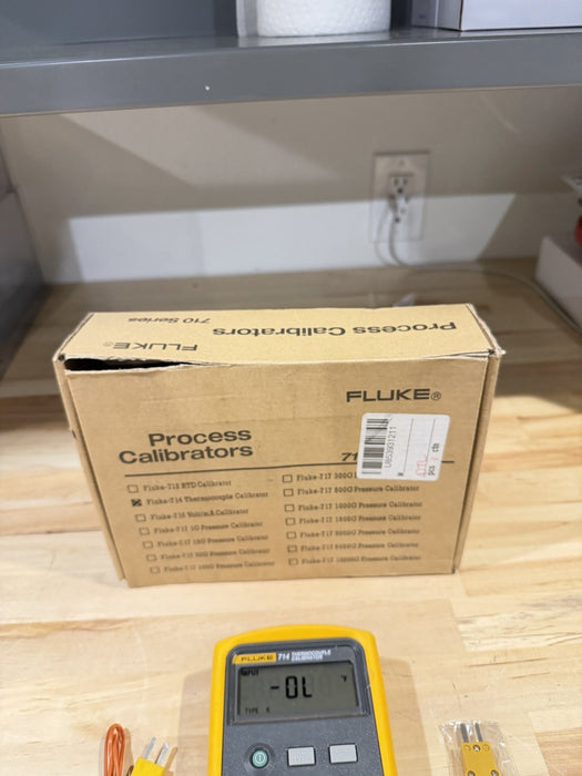 FLUKE 714 THERMOCOUPLE TEMPERATURE CALIBRATOR W/ ACCESSORIES - NEW