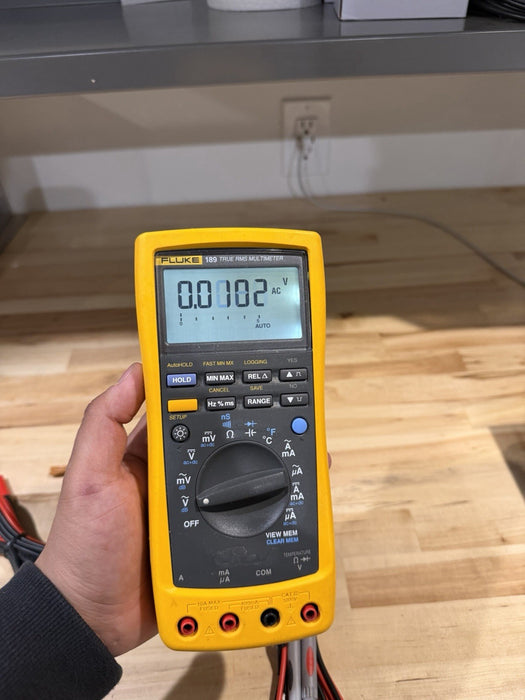 FLUKE 189 TRUE RMS MULTIMETER WITH LEADS AND CLIPS TESTED