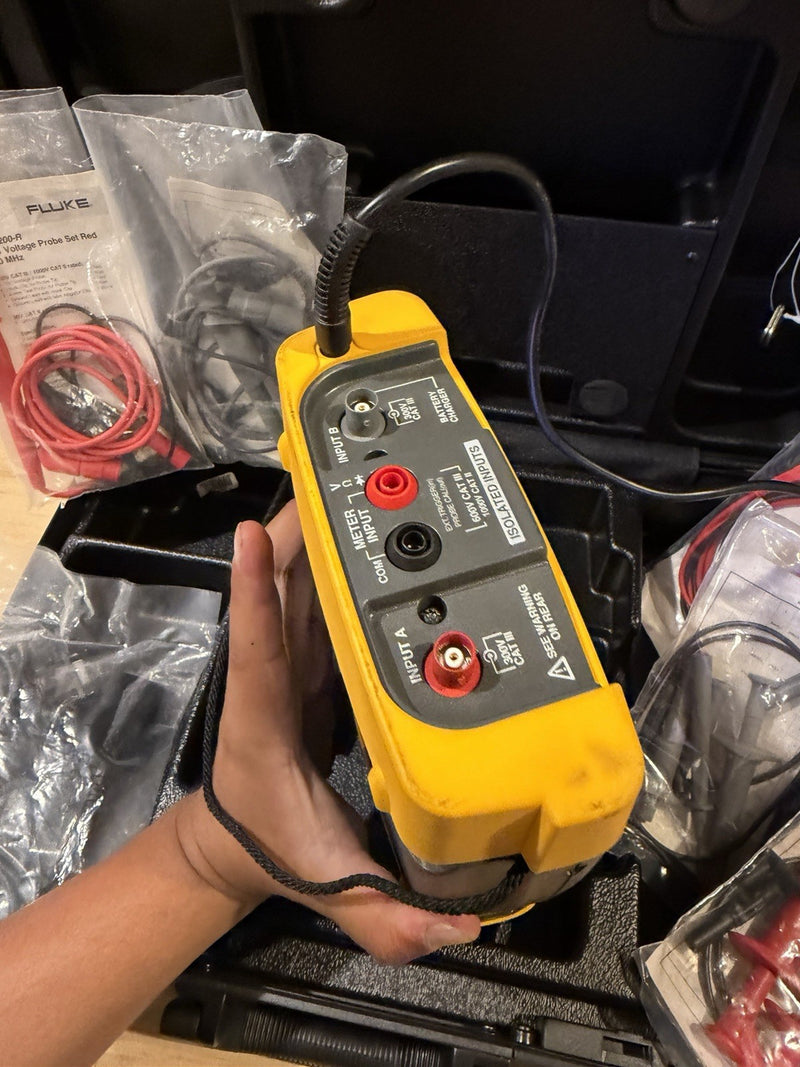 FLUKE 199B SCOPEMETER 200MHZ 2.5GS/S WITH ACCESSORIES & CASE TESTED