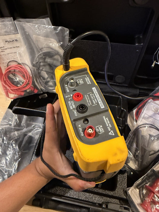 FLUKE 199B SCOPEMETER 200MHZ 2.5GS/S WITH ACCESSORIES & CASE TESTED