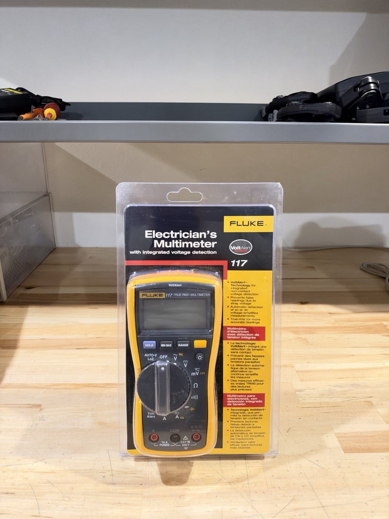FLUKE 117 TRUE RMS FIELD TECHNICIANS DIGITAL MULTIMETER 600V AC/DC VOLTAGE NEW