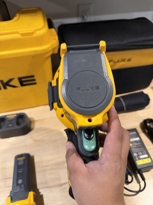 FLUKE Ti401-PRO 60HZ THERMAL IMAGER KIT W / ACCESSORIES - FREE SHIPPING