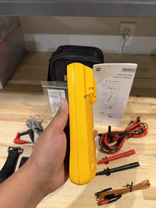 FLUKE 179/EDA2 MULTIMETER COMBO KIT W/ BAG & ACCESSORIES - TESTED