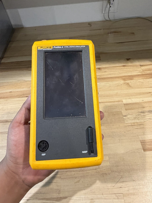 FLUKE PROSIM 4 VITAL SIGNS SIMULATOR (NO BATTERY) READ DESCRIPTION / FOR PARTS