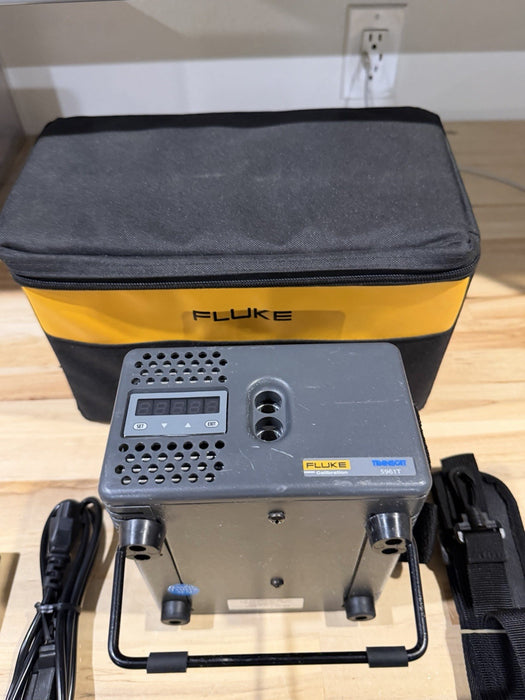 FLUKE 9102S DRY-WELL CALIBRATOR W/BAG & CHARGER (5961T)- FREE SHIPPING