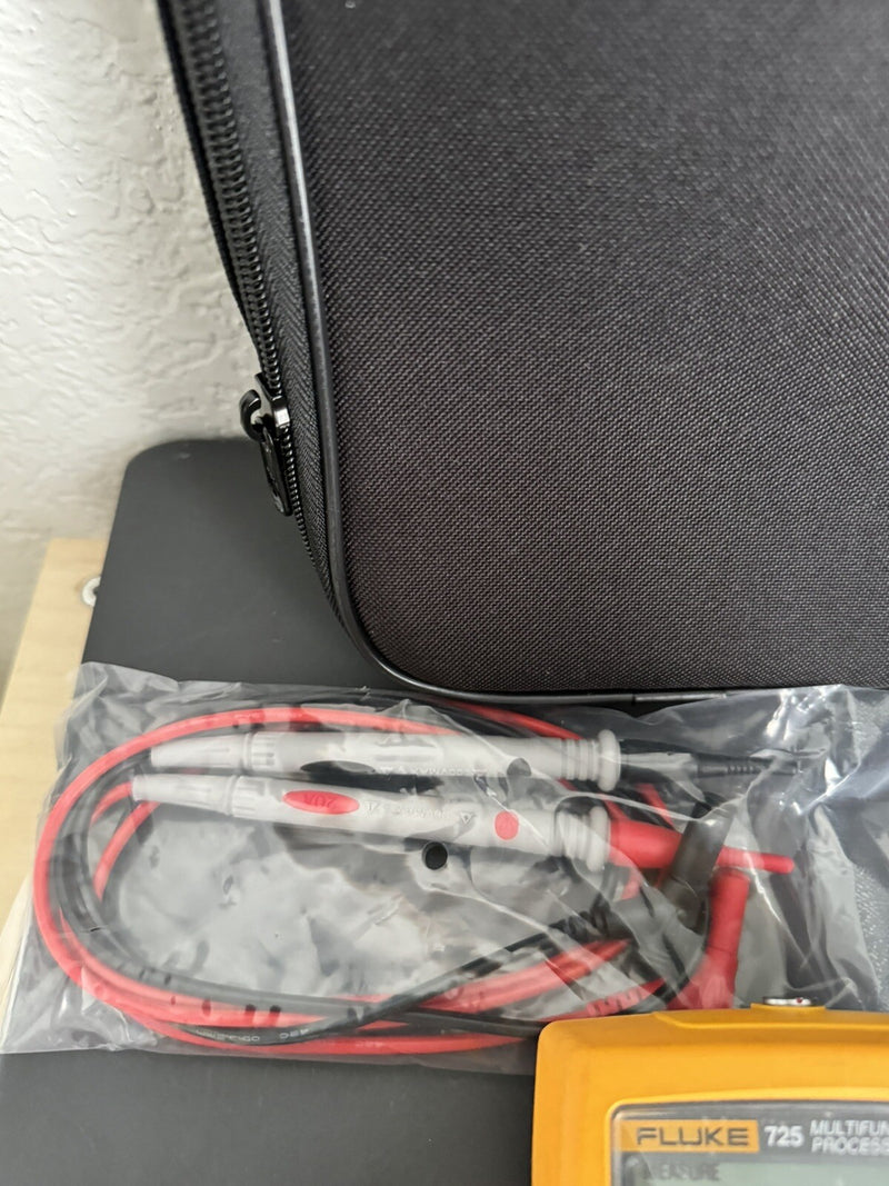 FLUKE 725 MULTIFUNCTION PROCESS CALIBRATOR WITH LEADS & BAG