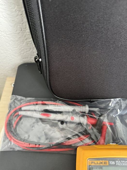 FLUKE 725 MULTIFUNCTION PROCESS CALIBRATOR WITH LEADS & BAG
