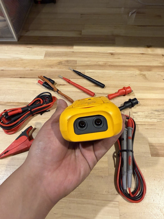 FLUKE 707 LOOP CALIBRATOR WITH LEADS & ACCESSORIES