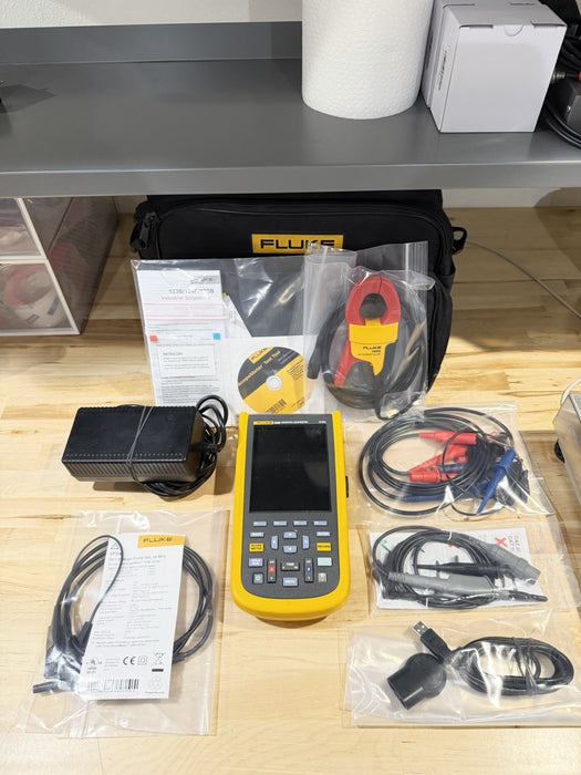 FLUKE 125B INDUSTRIAL SCOPEMETER 40MHZ W/ ACCESSORIES & BAG - FREE SHIPPING