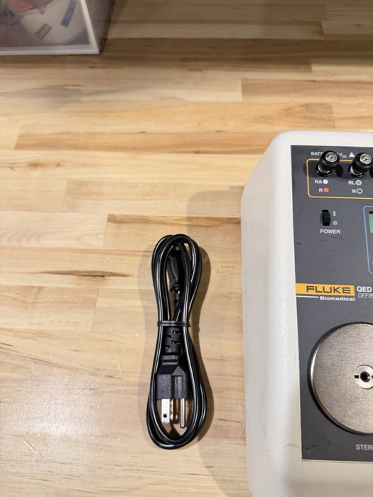 FLUKE BIOMEIDICAL QED 6 DEFIB ANALYZER WITH CHARGER TESTED