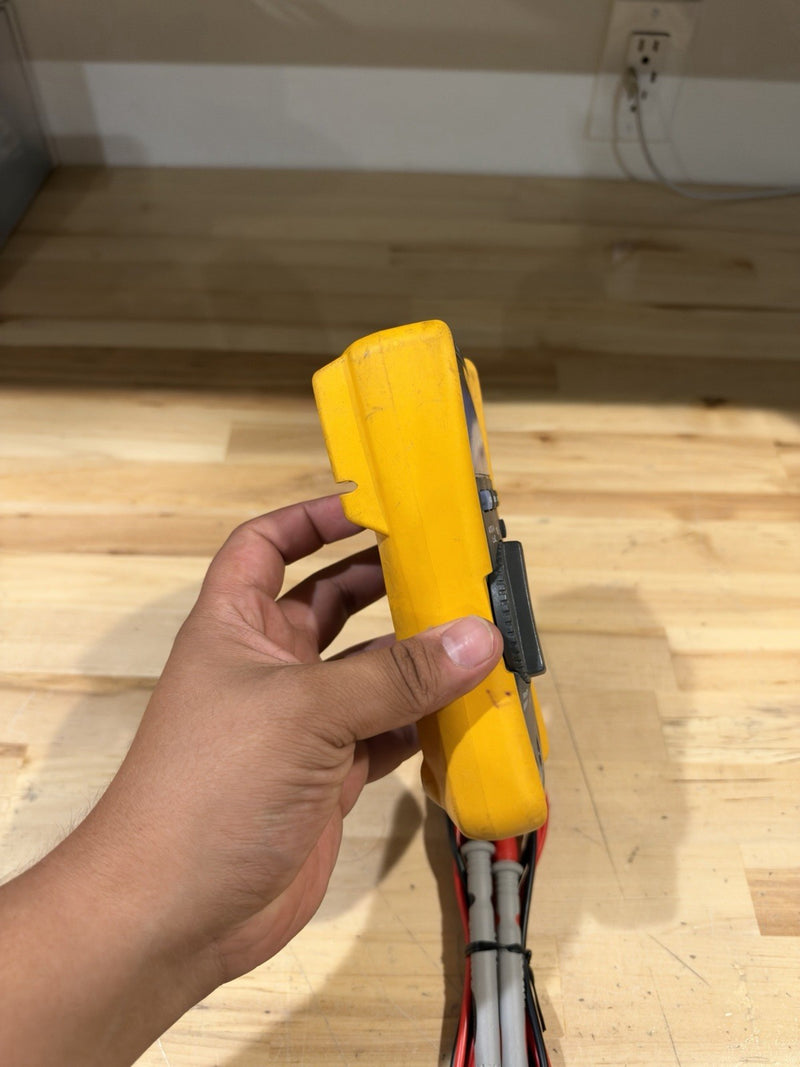 FLUKE 117 TRUE RMS MULTIMETER W/ LEADS & CLIPS - SHIPS FAST