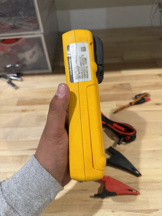 FLUKE 189 TRUE RMS MULTIMETER WITH LEADS AND CLIPS USED