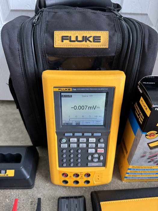 FLUKE 744 DOCUMENTING PROCESS CALIBRATOR METER WITH NEW TLK287 LEADS & CHARGER