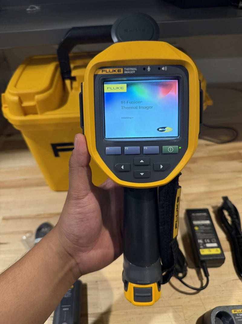 FLUKE TI480PRO IR CAMERA 60HZ, 640 X 480 , 2 BATTERIES W/ CHARGE & CASE -TESTED