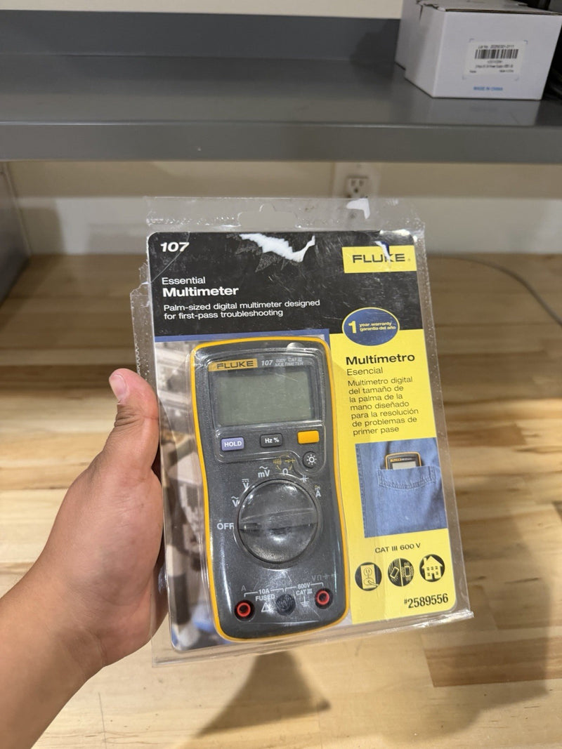 FLUKE 107 METER AC/DC 600V CAT III MULTIMETER WITH LEADS
