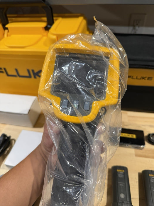 FLUKE TIR27 THERMAL IMAGER KIT 60HZ W/ BATTERIES & CHARGER (TESTED) RARE