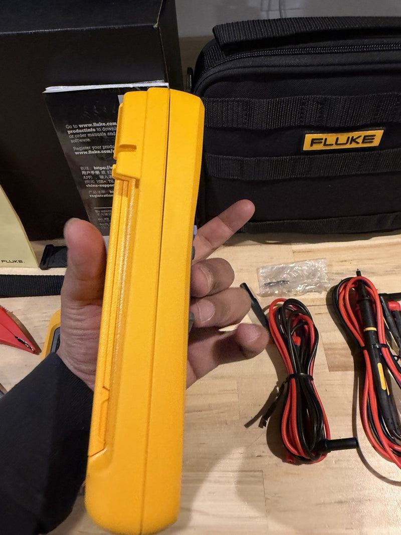 FLUKE 3000 FC TRUE RMS MULTIMETER & FLUKE A3000 FC CURRENT CLAMP KIT