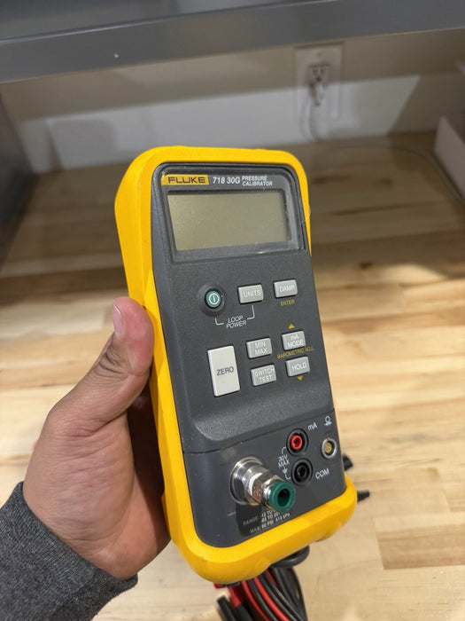 FLUKE 718 30G PRESSURE CALIBRATOR W/LEADS & BAG (FREE SHIPPING)PERFECT CONDITION