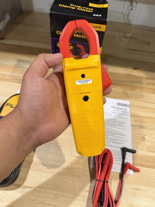 FLUKE 323 TRUE-RMS DIGITAL CLAMP METER WITH BAG & LEADS