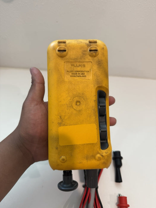 FLUKE 718-100G PRESSURE CALIBRATOR WITH LEADS & CLIPS