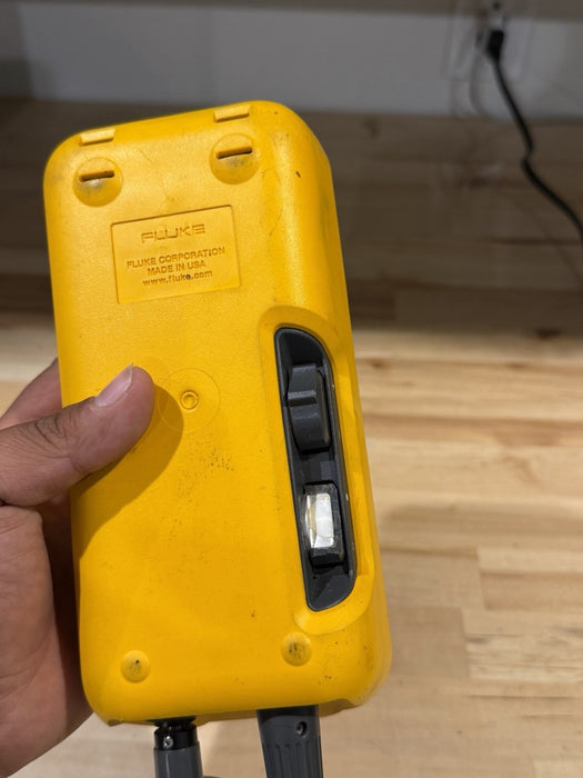 FLUKE 718 30G PRESSURE CALIBRATOR (PARTS ONLY) FOR PARTS (SHIPS FAST)