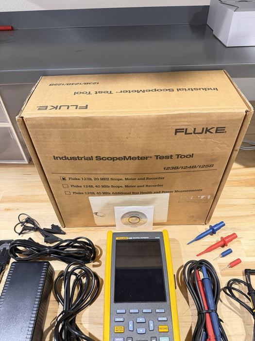 FLUKE 123B INDUSTRIAL SCOPEMETER 20MHZ W/ ACCESSORIES & BAG - FREE SHIPPING