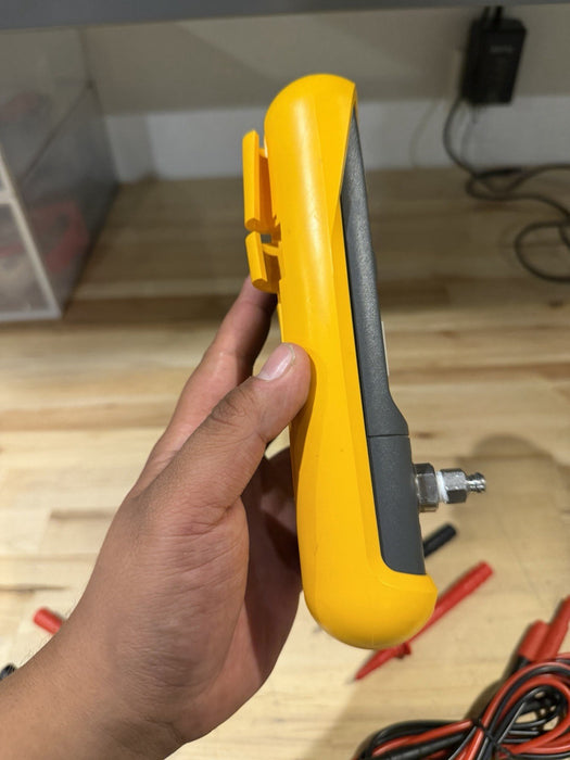 FLUKE 717 100G PRESSURE CALIBRATOR WITH LEADS TESTED