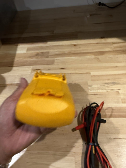 FLUKE 88V AUTOMOTIVE MULTIMETER W/ LEADS & CLIPS - SHIPS FREE (TESTED)