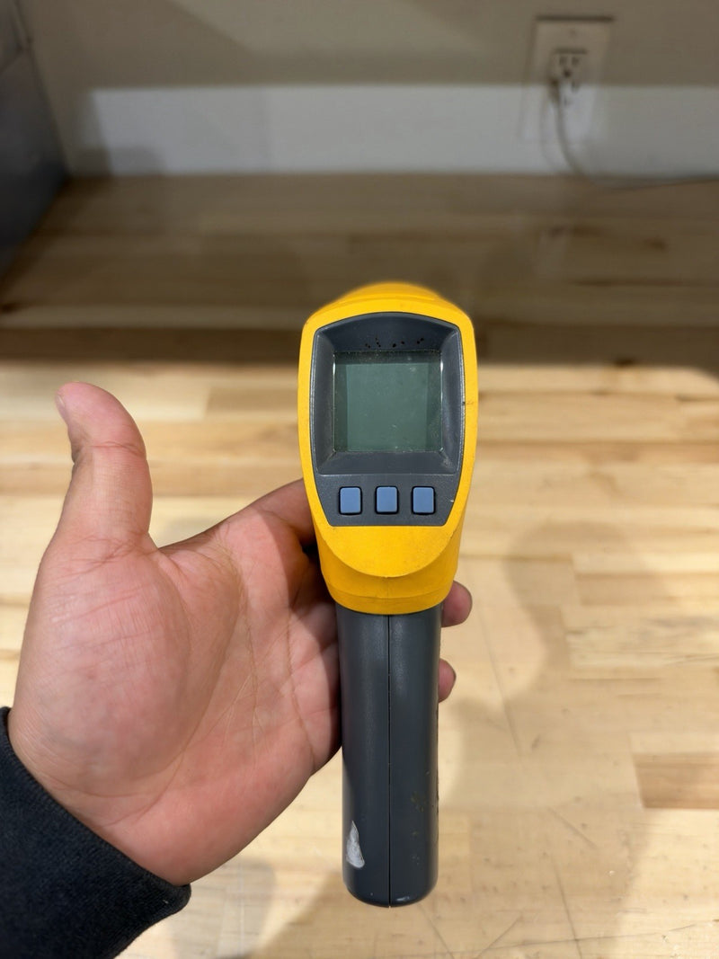 FLUKE 568 IR THERMOMETER W/ CASE (TESTED) SHIPS FAST (PARTS ONLY)