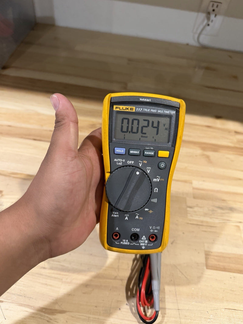 FLUKE 117 TRUE RMS MULTIMETER W/ LEADS & CLIPS - SHIPS FAST
