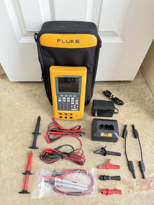 FLUKE 744 DOCUMENTING PROCESS CALIBRATOR WITH LEADS & CHARGER