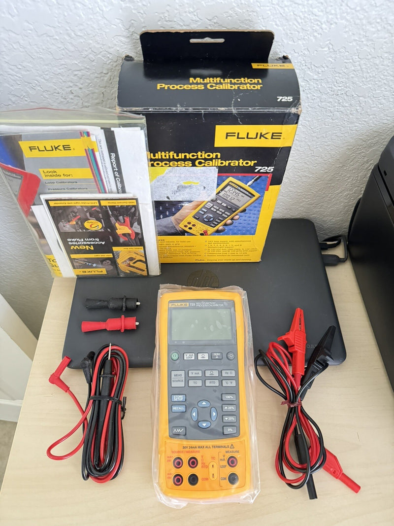 FLUKE 725 MULTIFUNCTION PROCESS CALIBRATOR WITH LEADS BOX