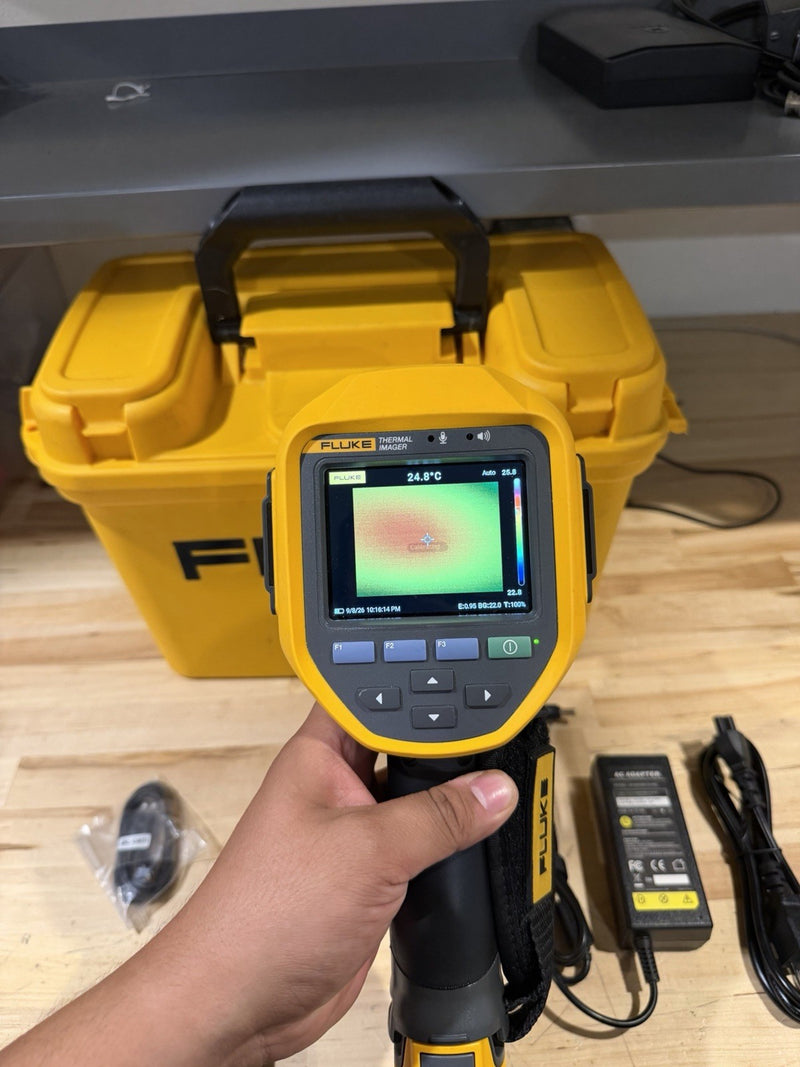 FLUKE TI480PRO IR CAMERA 60HZ, 640 X 480 , 2 BATTERIES W/ CHARGE & CASE -TESTED