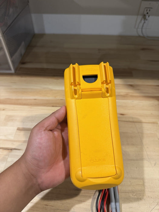 FLUKE 1503 INSULATION TESTER WITH ACCESSORIES & CLIPS