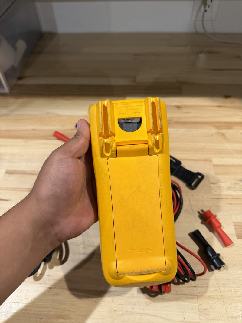 FLUKE 1507 INSULATION MULTIMETER W/ LEADS & CLIPS