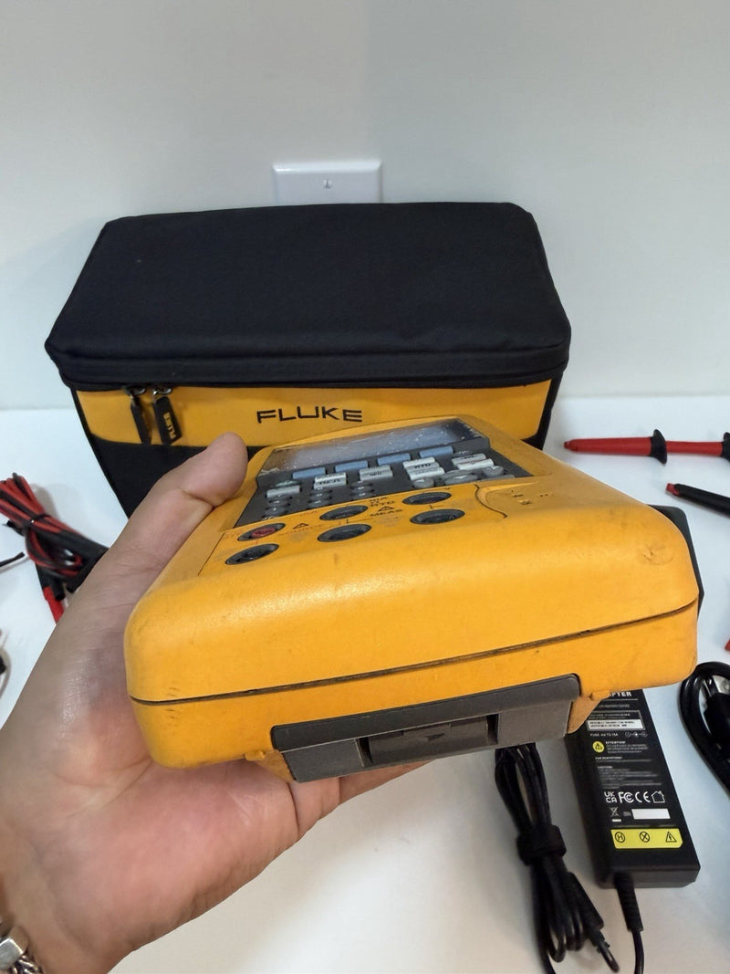 FLUKE 744 DOCUMENTING PRCESS CALIBRATOR WITH LEADS & CHARGER TESTED