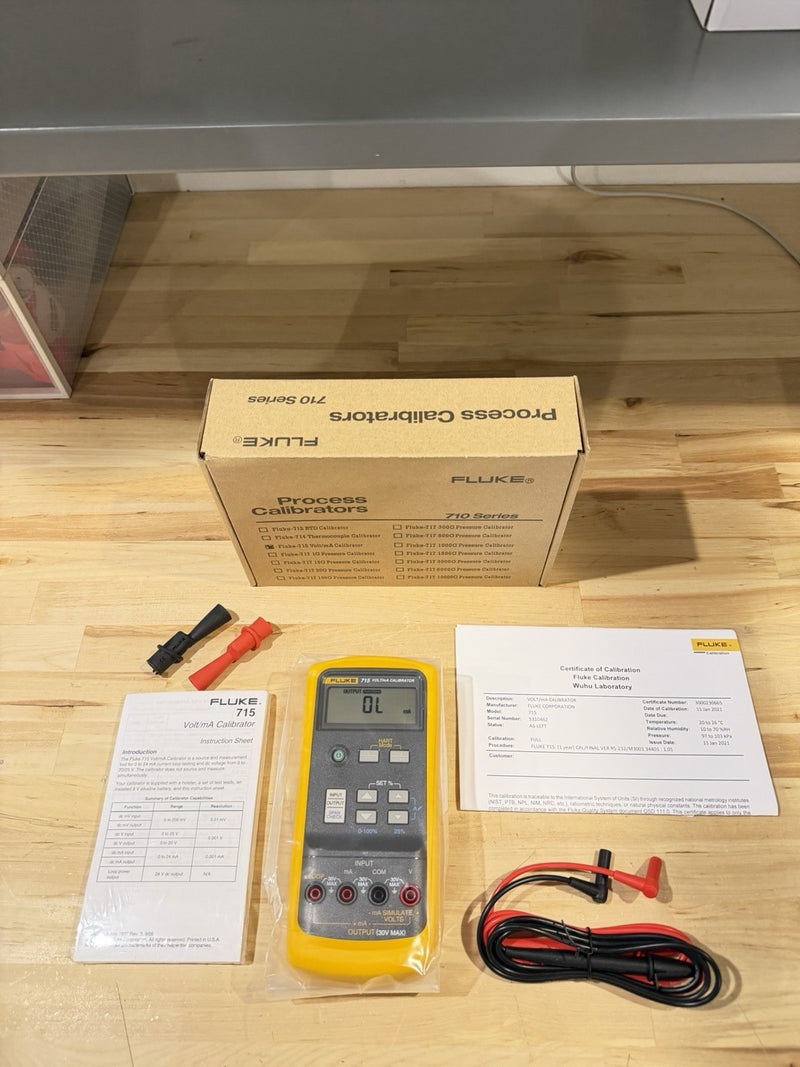FLUKE 715 VOLT/MA CALIBRATOR WITH LEADS & CLIPS