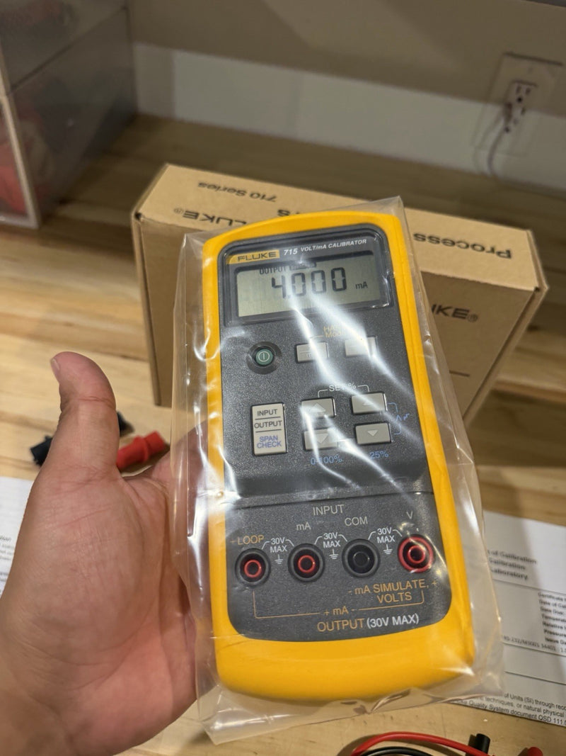 FLUKE 715 VOLT/MA CALIBRATOR WITH LEADS & CLIPS