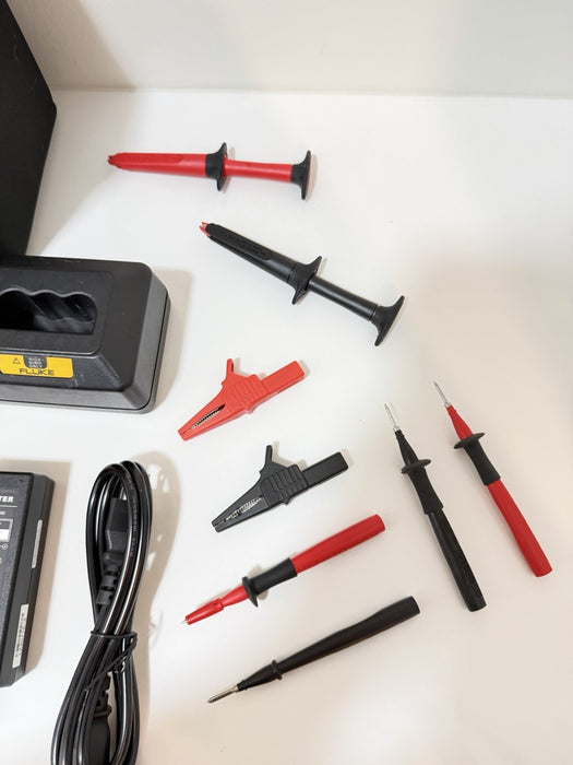 FLUKE 744 DOCUMENTING PRCESS CALIBRATOR WITH LEADS & CHARGER TESTED