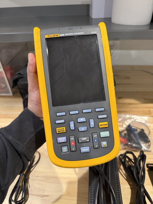 FLUKE 123B INDUSTRIAL SCOPEMETER 20MHZ W/ ACCESSORIES & BAG - FREE SHIPPING
