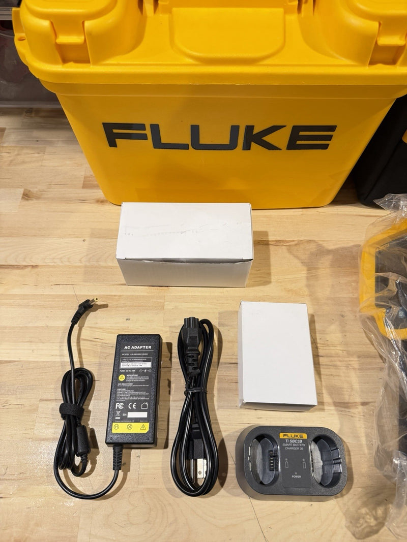 FLUKE TIR27 THERMAL IMAGER KIT 60HZ W/ BATTERIES & CHARGER TESTED RARE