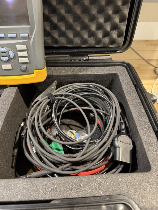 FLUKE 435 POWER QUALITY & ENERGY ANALYZER W/ ACCESSORIES & CHARGER-SHIPS FREE