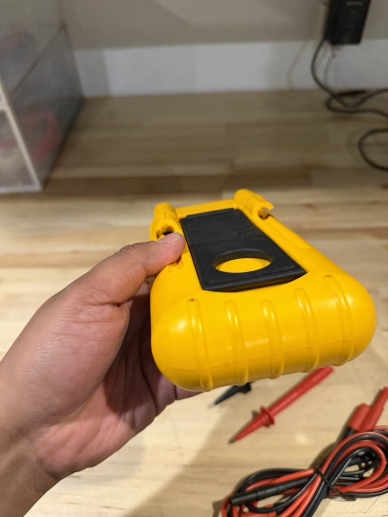 FLUKE 717 100G PRESSURE CALIBRATOR WITH LEADS TESTED