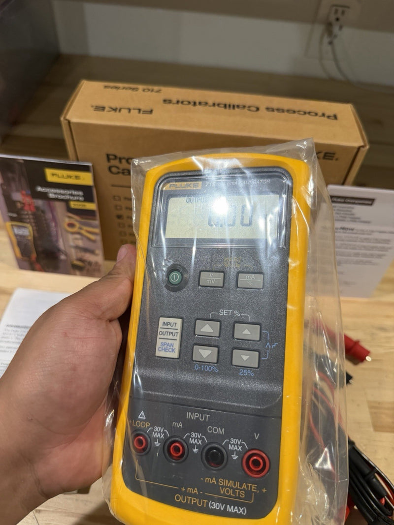 FLUKE 715 VOLT/MA CALIBRATOR W/ LEADS & CLIPS FREE SHIPPING