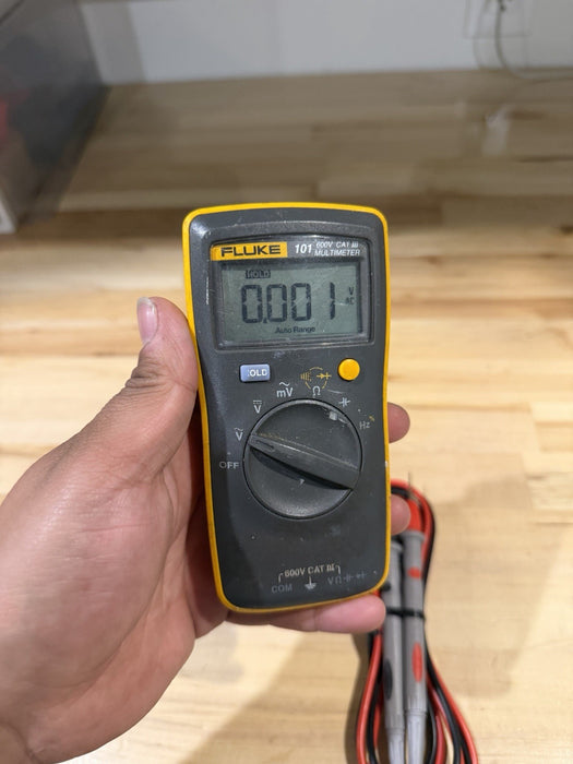 FLUKE 101 600VCAT III MULTIMETER W/ LEADS & CLIPS - SHIPS FAST