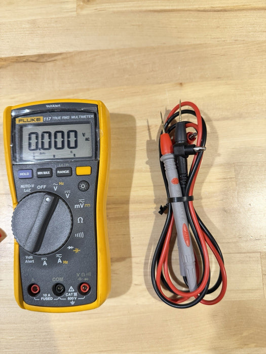 FLUKE 117 TRUE RMS MULTIMETER W/LEADS & CLIPS (TESTED) SHIPS FAST
