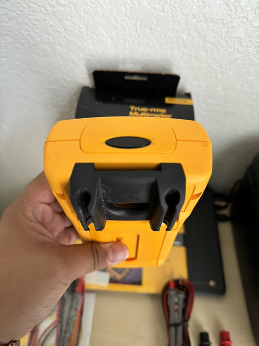 FLUKE  187 TRUE RMS MULTI METER W/LEADS & CALIBRATION CERTIFICATE- FREE SHIPPING