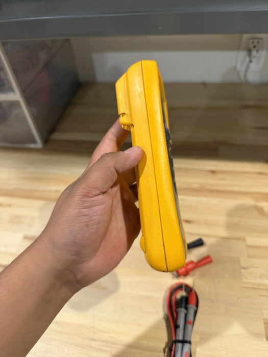 FLUKE 179 MULTIMETER W/ LEADS & CLIPS (SHIPS FAST)