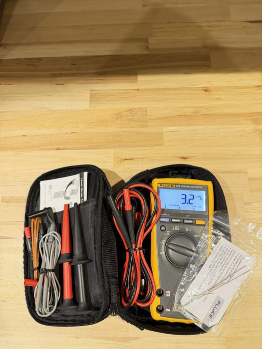 FLUKE 179/EDA2 MULTIMETER COMBO KIT W/ BAG & ACCESSORIES - TESTED